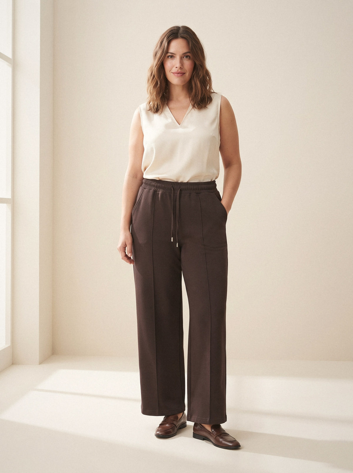 Pantalón recto con costura chocolate — La Boutique, La Algaba
